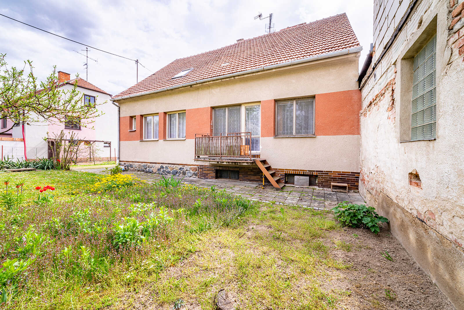 Prodej 1/2 RD 5+1 se zahradou a garáží c.p. 653 m²