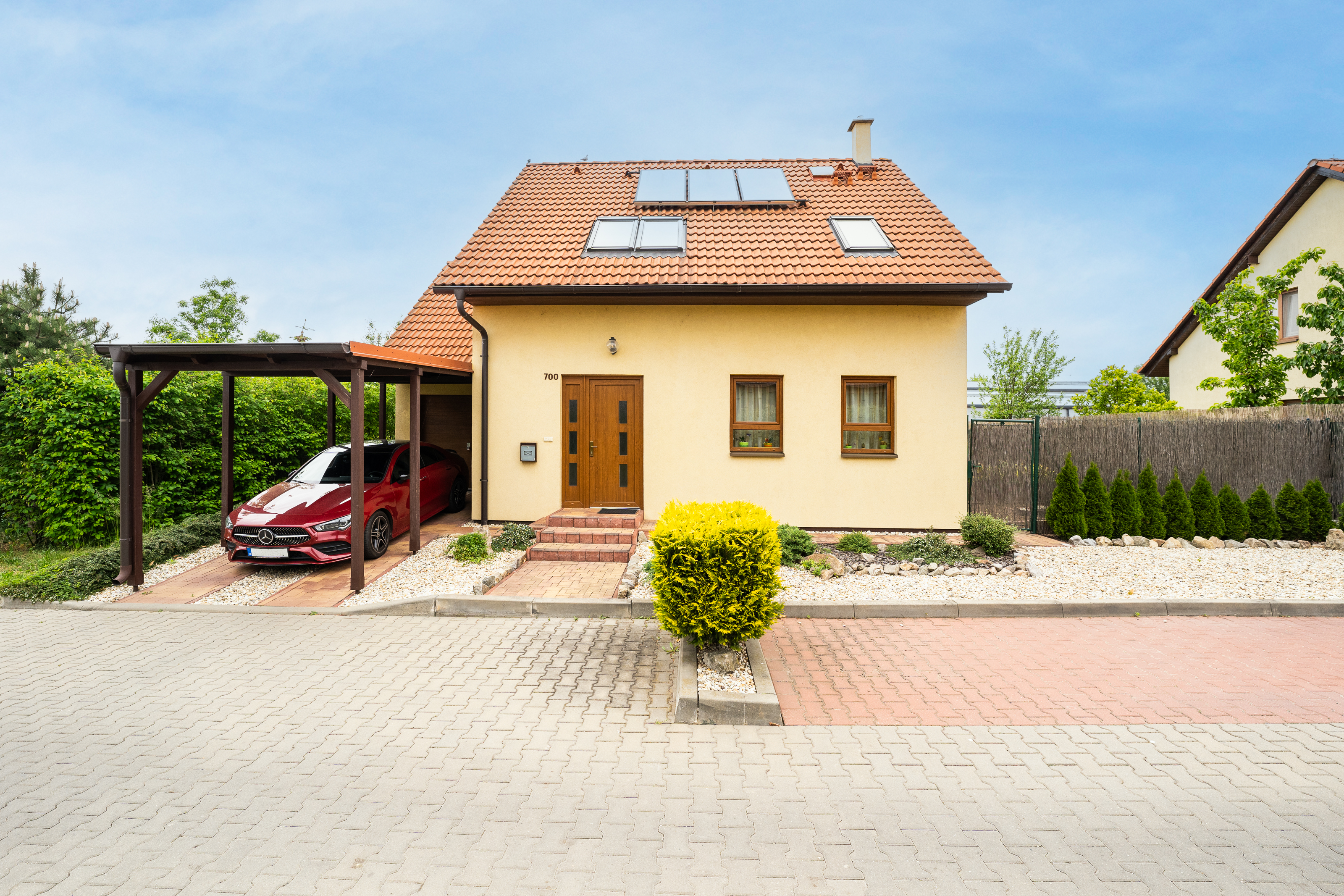 Prodej  rodinný dům CP 343 m2 s garáží, zděnou pergolou a zahradou, Sokolnice